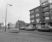 58998 Gezicht op het eind van de St. Jacobsstraat te Utrecht met de voorgevel van het Chinees-Indisch Restaurant ...